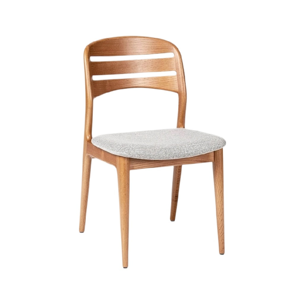 **Chaise en bois avec dossier ajouré et assise rembourrée**